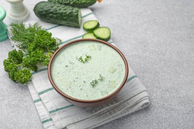 Salatalık çorbası ve açık gri masadaki malzemeler. Metin için boşluk