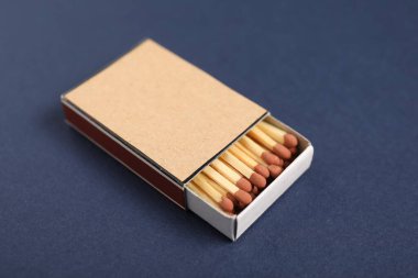 Mavi arka plandaki kutuda eşleşiyor, yakın plan. Tasarım için model