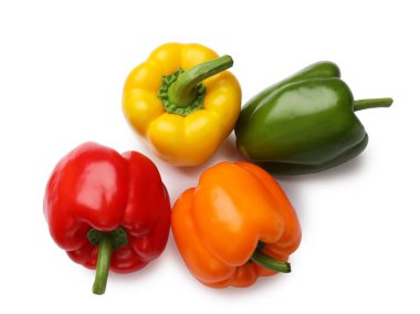 Taze renkli dolmalık biberler beyaza izole edilmiş, üst manzara