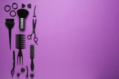 Menekşe arka planda farklı kuaför aletleri, düz yatış. Metin için boşluk