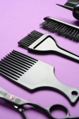 Menekşe arka planda farklı kuaför araçları, yakın plan