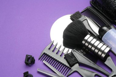 Mor arka planda farklı kuaför aletleri var. Metin için boşluk