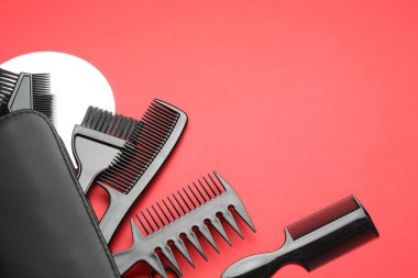 Kırmızı arka planda farklı kuaför aletleri var. Metin için boşluk