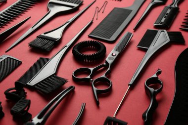 Kırmızı arka planda farklı kuaför araçları, yakın plan