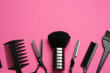 Pembe arka planda farklı kuaför aletleri, düz yatış. Metin için boşluk
