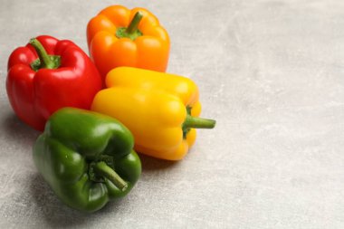 Gri desenli masada taze dolmalık biberler, yakın plan. Metin için boşluk