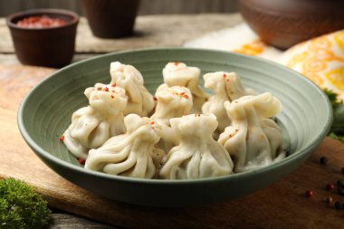 Baharatlı lezzetli khinkali, yakın plan.