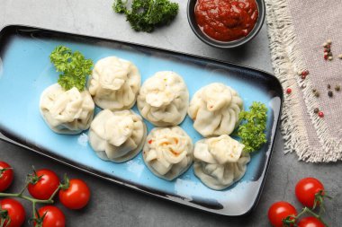 Lezzetli khinkali gri masada servis edilir.