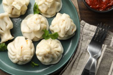 Masada kişniş ile servis edilen nefis khinkali.