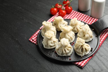 Siyah masada servis edilen lezzetli khinkali, manzaranın üstünde. Metin için boşluk