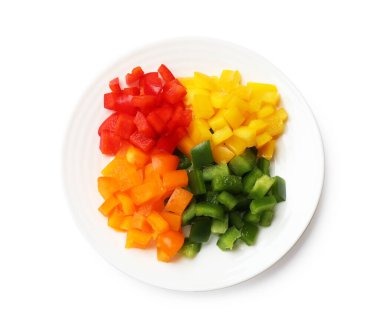 Beyaz, üst görünümde izole edilmiş renkli dolmalık biberler.