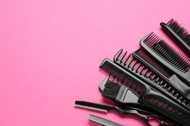 Pembe arka planda farklı kuaför aletleri var. Metin için boşluk