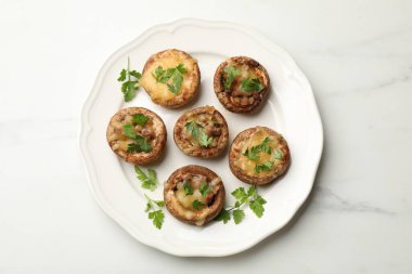 Lezzetli mantarlar beyaz mermer masa, üst manzara