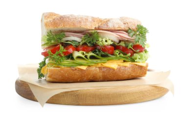 Jambonlu, peynirli ve sebzeli baget sandviç.