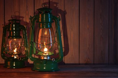 Ahşap masada eski gazyağı fenerleri, metin için boşluk