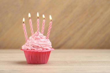 Kekin içinde mumları yakmak ahşap masada, metin için boşluk