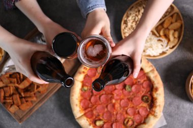 Gri masada bira ve atıştırmalık arkadaşlar, üst manzara.