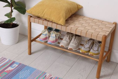 Koridordaki raflarda farklı ayakkabılar var.