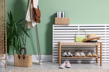 Koridorda farklı ayakkabı, giysi ve aksesuarlar var.