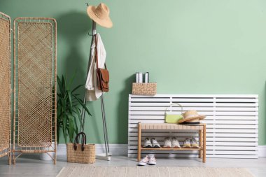 Koridorda farklı ayakkabı, giysi ve aksesuarlar var.