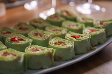 Açık büfe menüsü. Ahşap masada lezzetli rulo, yakın plan.