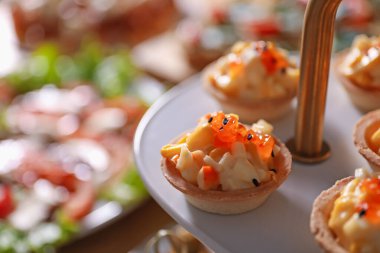 Açık büfe menüsü. Lezzetli turtalar tezgahta, yakından.