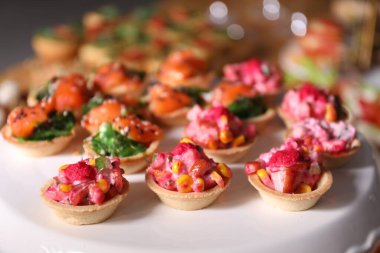 Açık büfe menüsü. Lezzetli turtalar tezgahta, yakından.