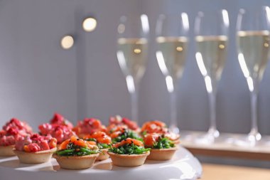 Açık büfe menüsü. Lezzetli turtalar tezgahta, yakından.