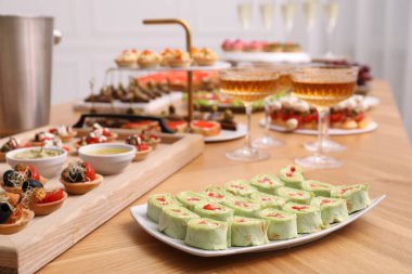 Açık büfe menüsü. Masada bir sürü aperatif var, yakın plan.