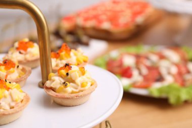 Açık büfe menüsü. Lezzetli turtalar tezgahta, yakından.