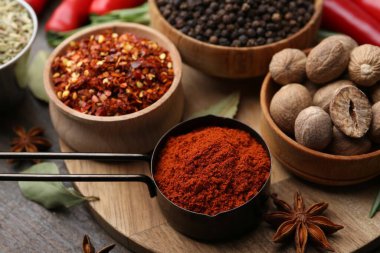 Ahşap masada farklı aromatik baharatlar, yakın plan.