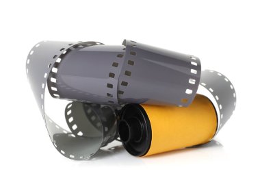 Beyaz üzerine izole edilmiş fotoğraf filmi rulosu