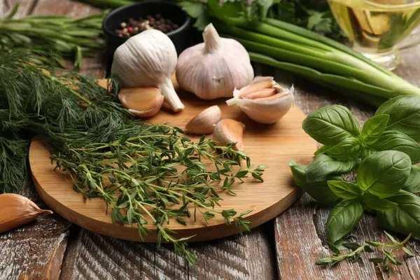 Tahta masada farklı taze otlar ve baharatlar.