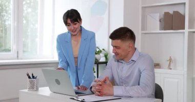 Ofiste müşteriyle çalışan bir danışman, içeri ve dışarı hareket eden bir kamera. İş toplantısı