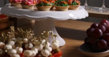 Açık büfe menüsü. Masada bir sürü aperatif var, yakın plan. Kamera sola hareket ediyor