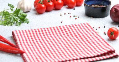 Gri masaya bir kase lezzetli biber koyan kadın, yakın plan.