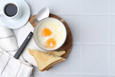 Yarı haşlanmış yumurtayla geleneksel Asya kahvaltısı, kahve ve kızarmış ekmek beyaz fayanslı masada, düz yerde. Metin için boşluk
