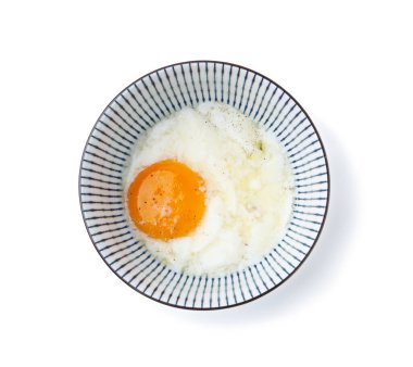 Kasede yarı haşlanmış yumurta, beyazda izole edilmiş, üst manzara. Geleneksel Asya kahvaltısı