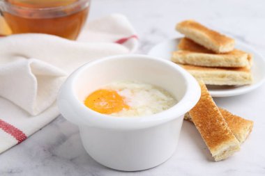 Kavanozda yarı haşlanmış yumurta ve beyaz mermer masada kızarmış ekmek, yakın plan. Geleneksel Asya kahvaltısı