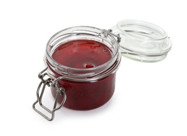 Açık kavanozdaki lezzetli çilek reçeli beyaza izole edilmiş.