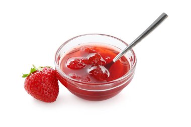 Kasede lezzetli çilek reçeli ve beyaz üzerine izole edilmiş taze böğürtlen.