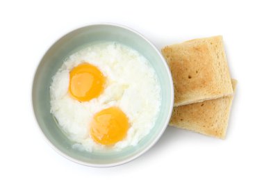 Kavanozda yarı haşlanmış yumurta ve beyaz manzaralı tost. Geleneksel Asya kahvaltısı