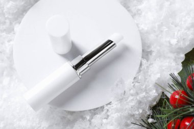 Nemlendirici dudak kremi ve yapay karla süslenmiş Noel süsü. Kış bakımı