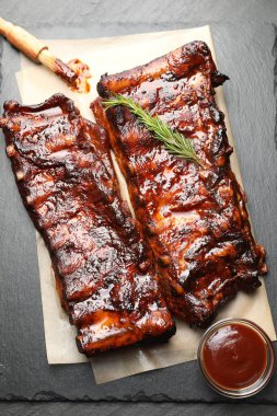 Biberiyeli domuz pirzolası ve siyah masada sos.