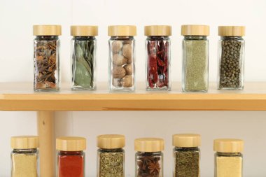 İçerideki ahşap raflarda kavanozlarda farklı aromatik baharatlar var.