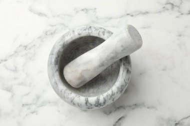 Havan topu ve tokmak beyaz mermer masa, üst görünüm