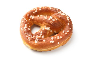 Lezzetli kraker, beyaz üzerine tuz dökülmüş.