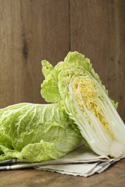 Tahta masada taze Çin lahanaları, yakın plan.