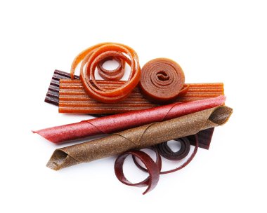 Beyaz arka planda farklı lezzetli meyve derisi, üst manzara.