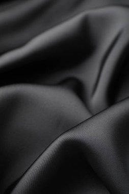 Arkaplan olarak buruşmuş siyah ipek kumaş, yakın plan